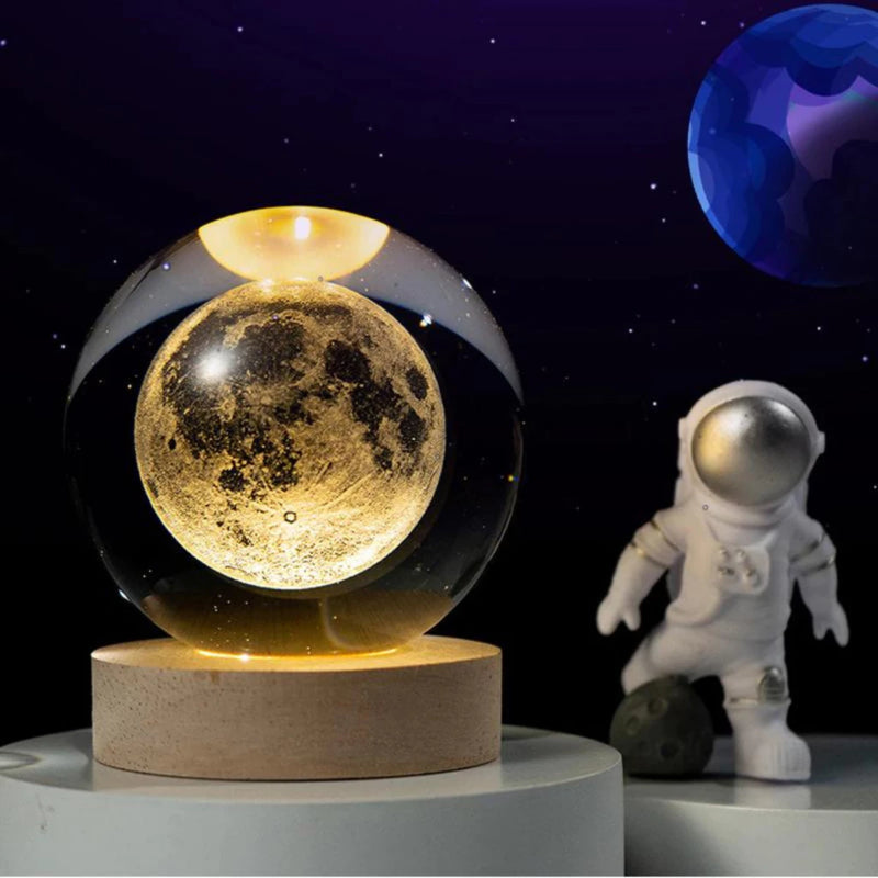 Luminária Bola de Cristal 3D LED com Base de Madeira – Lua, Saturno, Sistema Solar e Astronauta | Decorativa USB – Lyn Decor