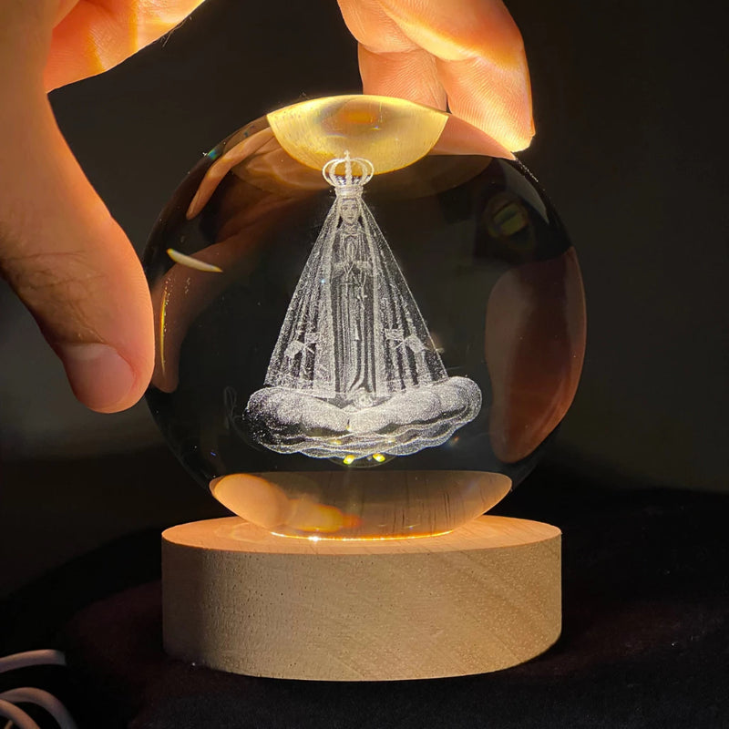 Luminária Bola de Cristal 3D LED com Base de Madeira – Lua, Saturno, Sistema Solar e Astronauta | Decorativa USB – Lyn Decor